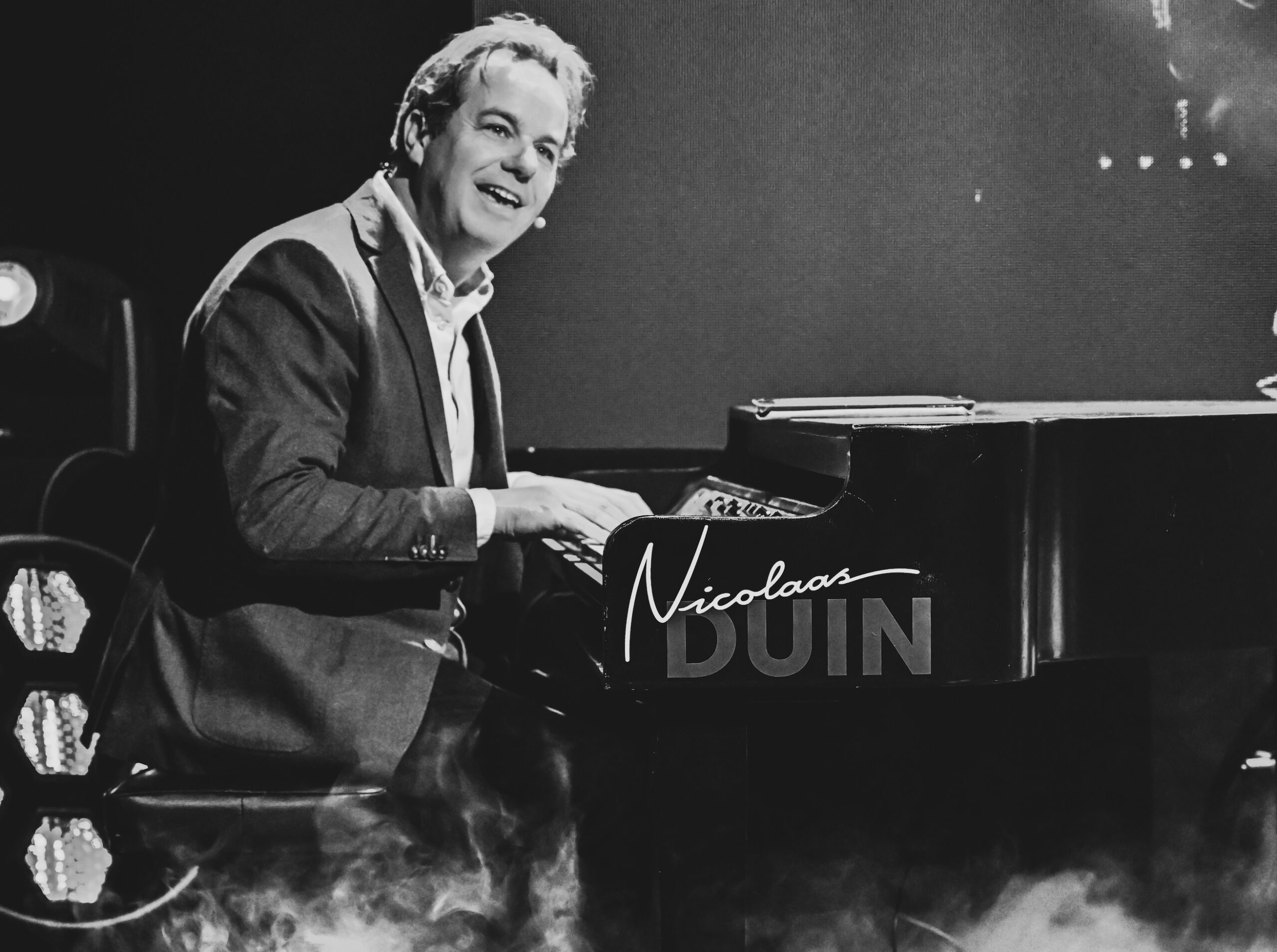 Nicolaas Duin, achter zijn piano, op het podium