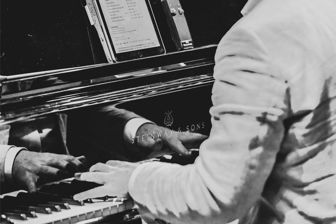 Nicolaas Duin achter de piano