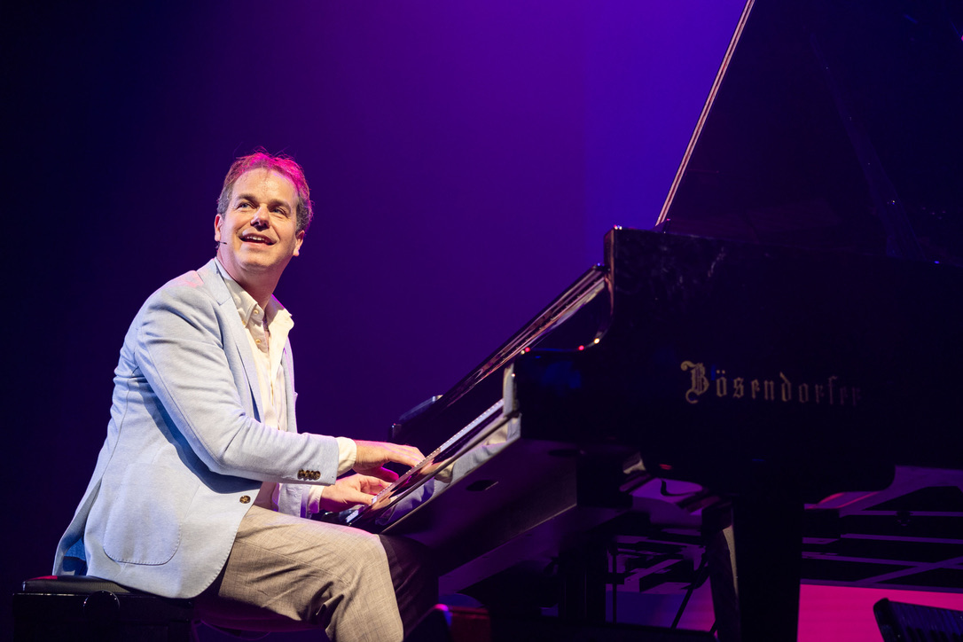 Soms speelt Muzikaal Spreker Nicolaas Duin foute noten, maar als de timing klopt, dan komt hij ermee weg.